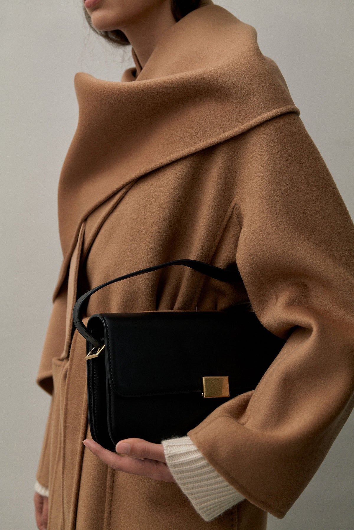 THE CLASSIC SHOULDER BAG